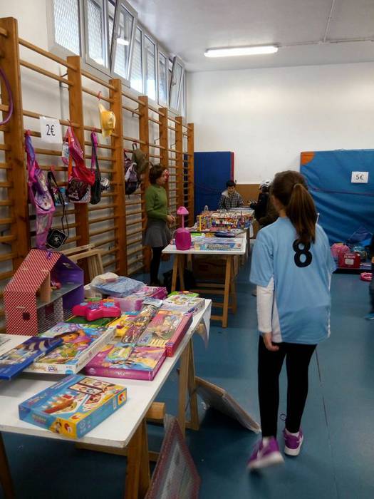 Bigarren eskuko jostailuen azoka antolatu dute Zarauzko Orokieta Herri Eskolan