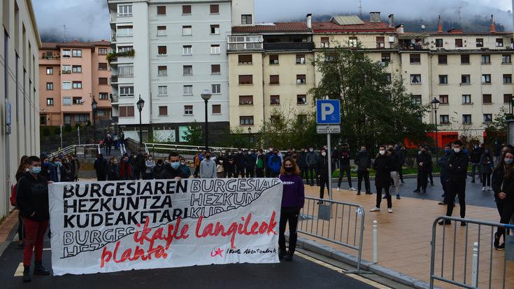 "Burgesiaren hezkuntza kudeaketa" salatu dute dozenaka ikaslek