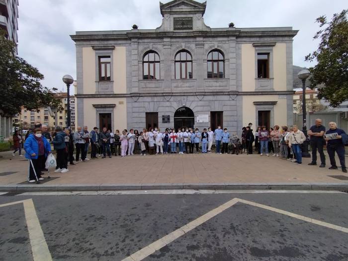 Osasun langileek eta herritarrek elkarretaratzea egin dute, "Osakidetza defendatzeko eta osasun publikoa desegitearen aurka"