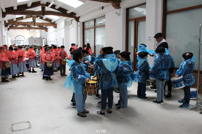 Geldiunerik gabe, baina kale buelta egingo du umeen danborradak