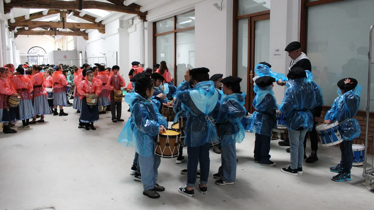 Geldiunerik gabe, baina kale buelta egingo du umeen danborradak