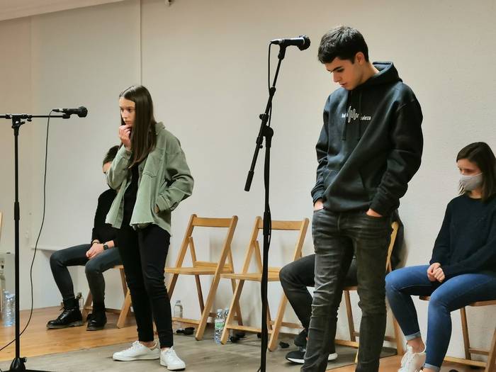 Bertan behera utzi dute Euskal Herriko Eskolarteko Bertsolari Txapelketa