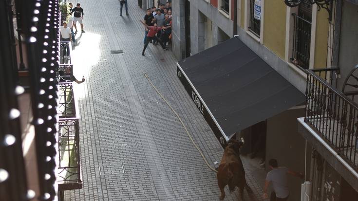 Sokamuturra mahuka eta praka motzetan, Zezen Beltz Asteburua bukatzeko