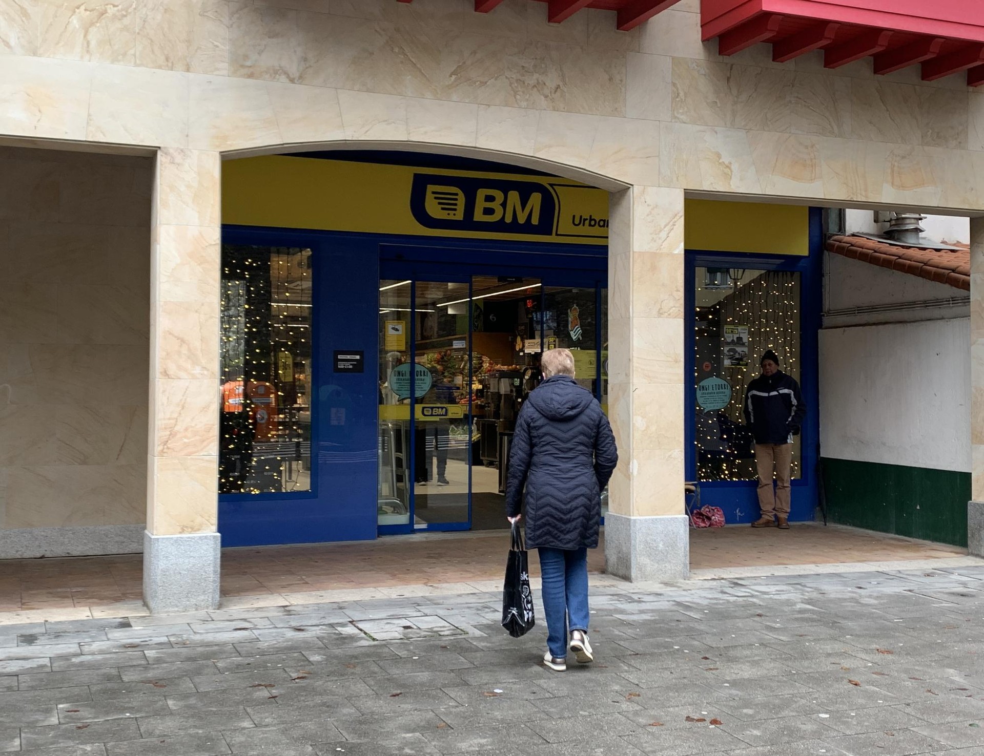 Gipuzkoako BM supermerkatuetako pertsonal faltak langileak "ito" egiten dituela salatu du enpresa batzordeak