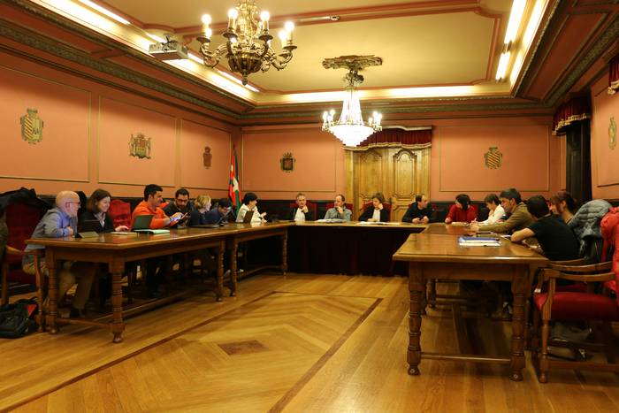 Azpeitiko ekonomia sustatzeko dirulaguntza lerro berriak sortzea adostu du udalak