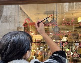 Herriko erakusleihoak indarkeria matxistaren kontrako olerkiekin apaintzen ari dira