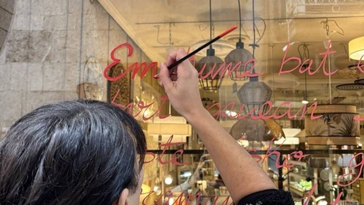 Herriko erakusleihoak indarkeria matxistaren kontrako olerkiekin apaintzen ari dira