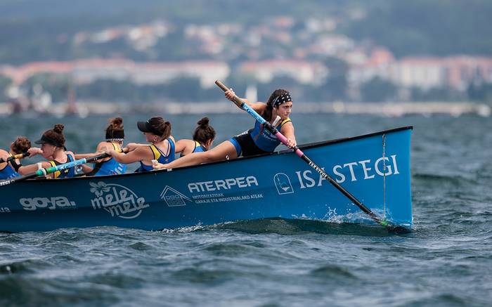 Lan txukuna egin dute Zarauzko traineruek herriko estropadan