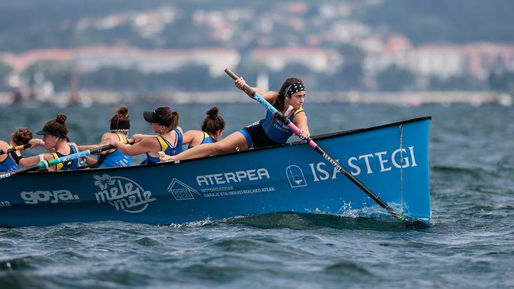 Lan txukuna egin dute Zarauzko traineruek herriko estropadan