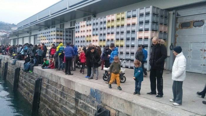 Jendetza bildu da arratsaldean Getariako portuan, balea ikusteko