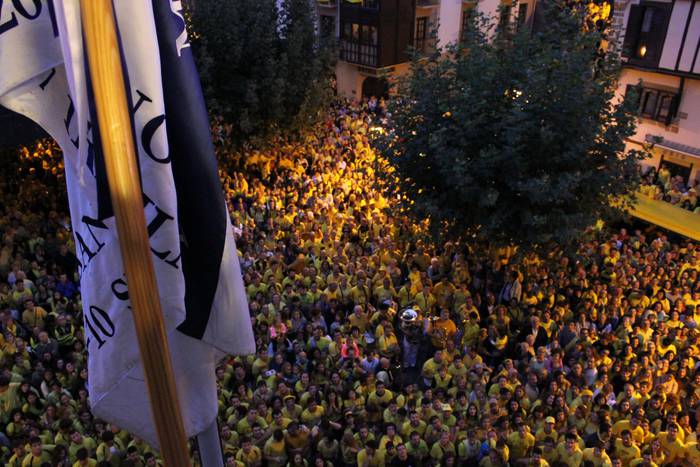 Herriak ongi-etorri beroa egin die Orioko arraunlariei