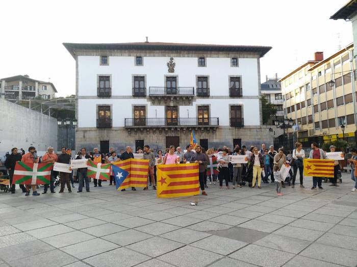 Larunbatean Bilbon egingo den manifestaziora joateko autobusa antolatu du Azkoitiko Gure Esku Dagok