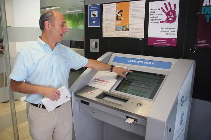 Zerbitzu telematikoetarako makina bat jarri dute Zarauzko Herritarren Arreta Zerbitzuan