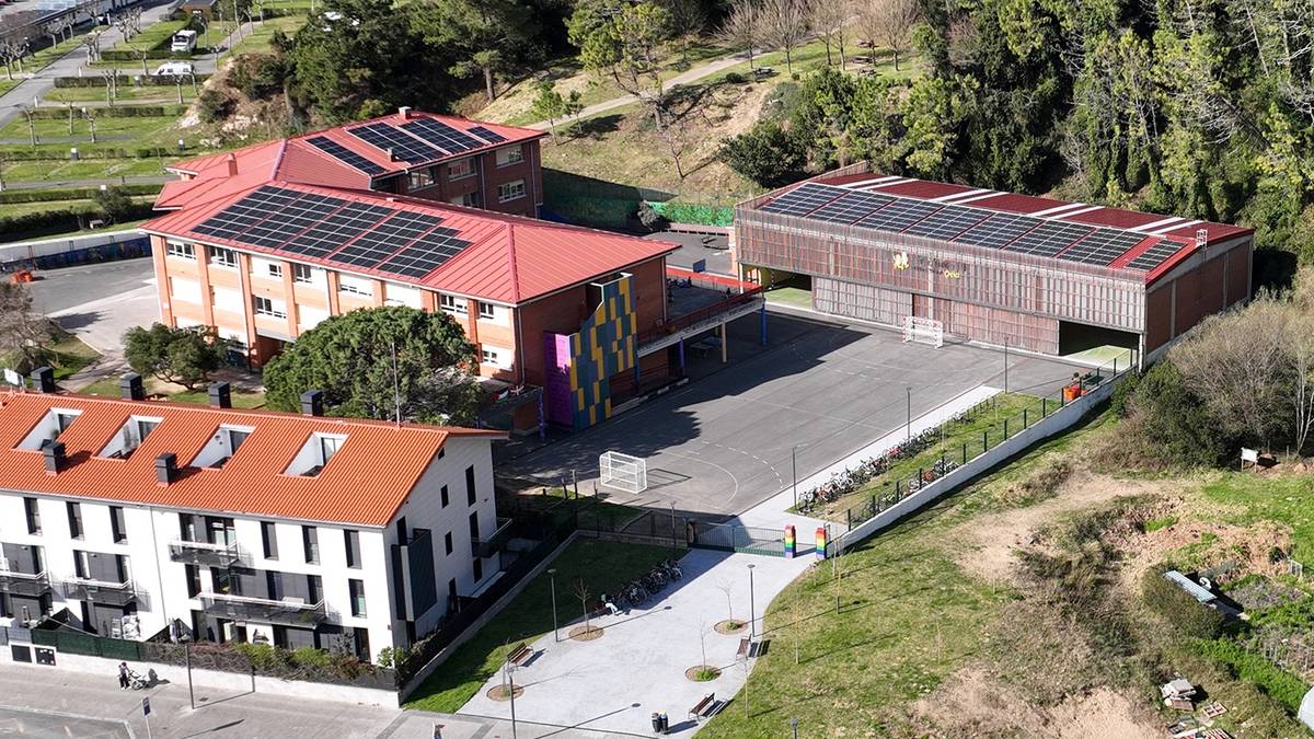 Hogei udal eraikin hornituko ditu Zaragueta Herri Eskolako instalazio fotovoltaikoak