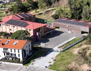 Hogei udal eraikin hornituko ditu Zaragueta Herri Eskolako instalazio fotovoltaikoak