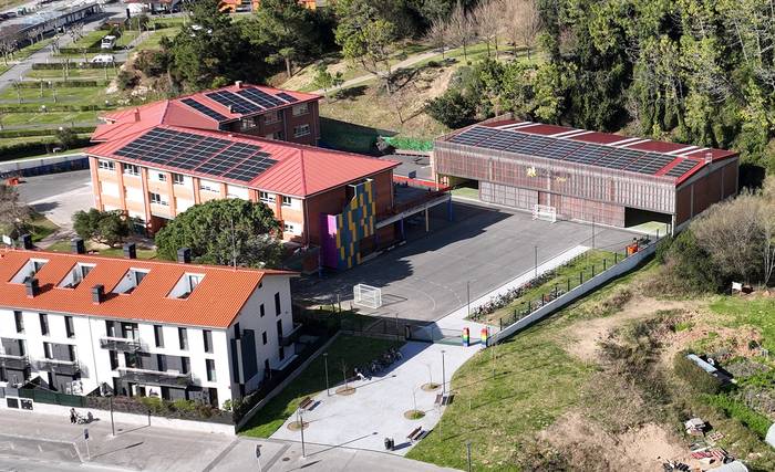 Hogei udal eraikin hornituko ditu Zaragueta Herri Eskolako instalazio fotovoltaikoak