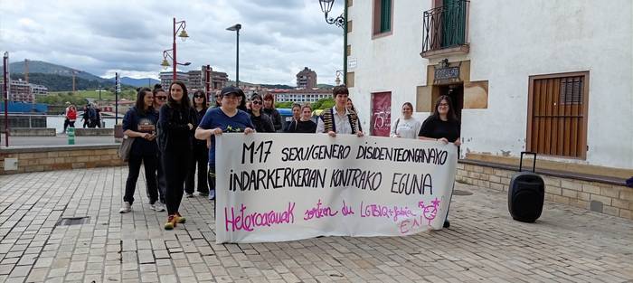 Elkarretaratzea egin du gaur Enorrek, LGTBIfobiaren Aurkako Nazioarteko Egunean