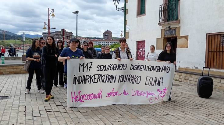 Elkarretaratzea egin du gaur Enorrek, LGTBIfobiaren Aurkako Nazioarteko Egunean