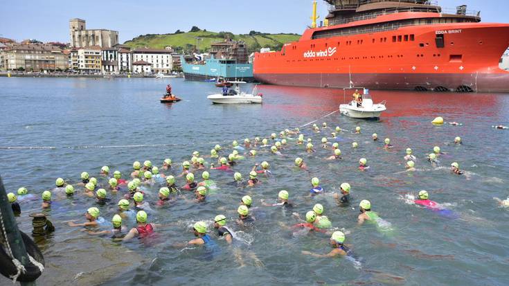 Irudietan: 350 parte hartzaile elkartu ditu Zumaiako Triatloiak gaur arratsaldean