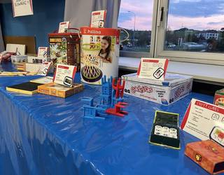 Askotariko jostailuak jarri dituzte ikusgai Ludotekan