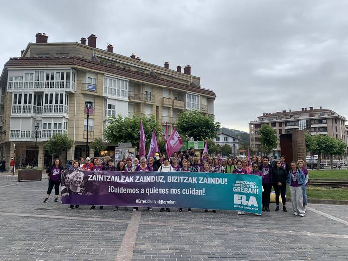 Zumaia eta Zarautz arteko martxa ibiltaria egin dute egoitzetako langileek