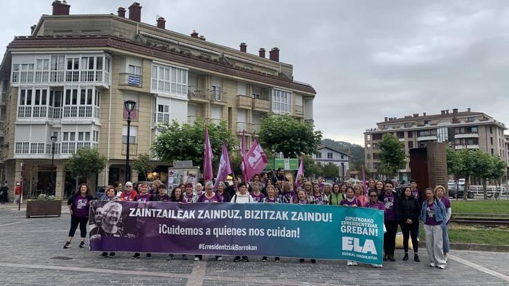 Zumaia eta Zarautz arteko martxa ibiltaria egin dute egoitzetako langileek