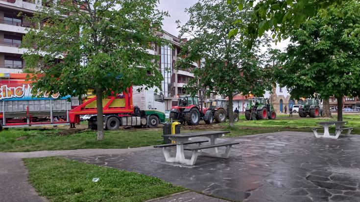 Lau traktore barraketako atrakzio bat ateratzeko