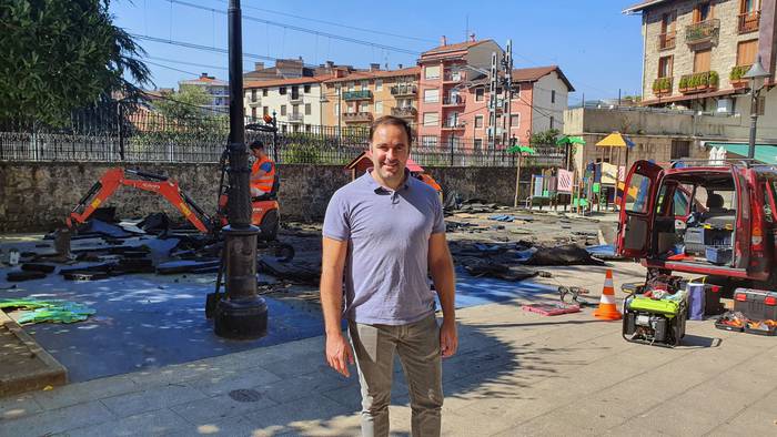 Herriko jolas parkeak berritzen hasi da Zarauzko Udala