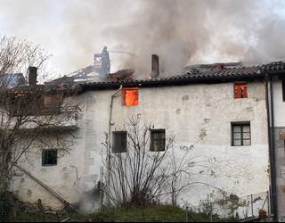 Eskerrak auzokideei eta suhiltzaileei