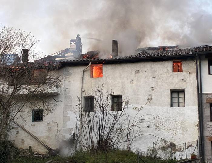 Eskerrak auzokideei eta suhiltzaileei