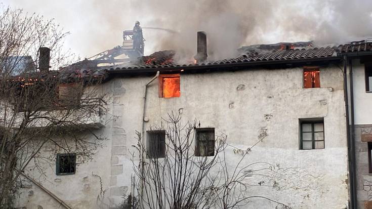 Eskerrak auzokideei eta suhiltzaileei