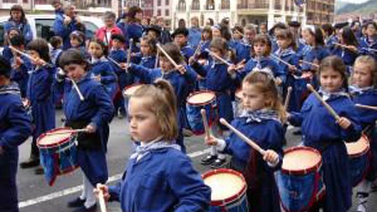 Haur danborradako argazkiak behar dira 25. urteurreneko erakusketa antolatzeko