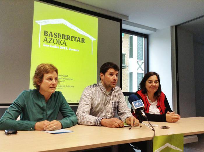 Herritarrek baserritarren lana ezagut dezaten San Isidro azoka antolatu dute Zarautzen, iganderako
