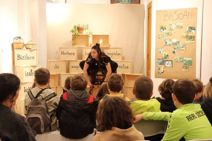 Odei Arregik hausnarketara gonbidatu ditu herritarrak 'Kamaleoiaren azala' ipuinarekin