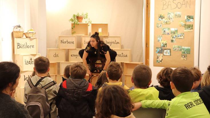 Odei Arregik hausnarketara gonbidatu ditu herritarrak 'Kamaleoiaren azala' ipuinarekin