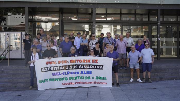 Udako etenaren ostean, pentsio duinen aldarria kalean da berriro