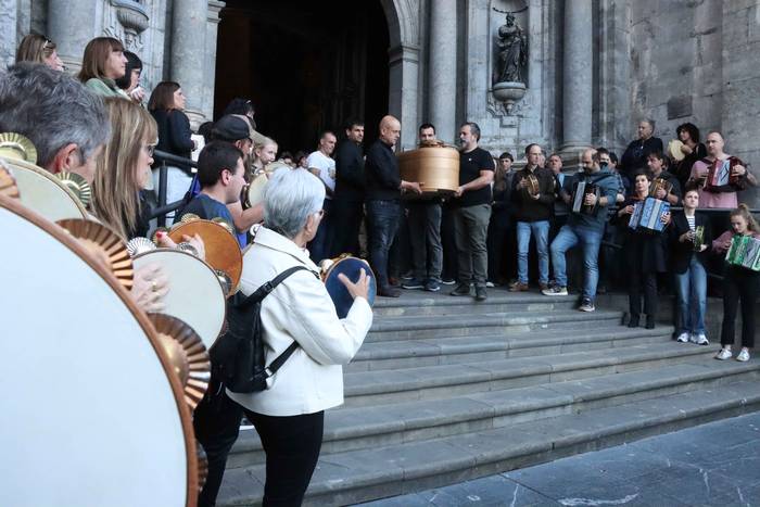Trikiti doinuek lagunduta, agur beroa jaso du Izerrek
