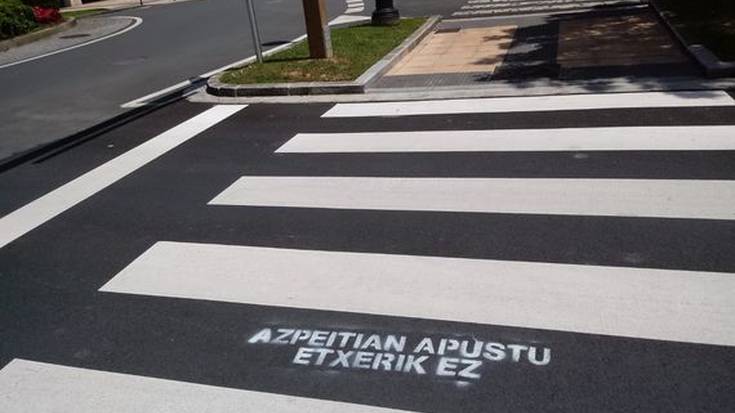 HARA! Apustu etxearen aurkako mezuak, Azpeitiko hainbat zebrabidetan