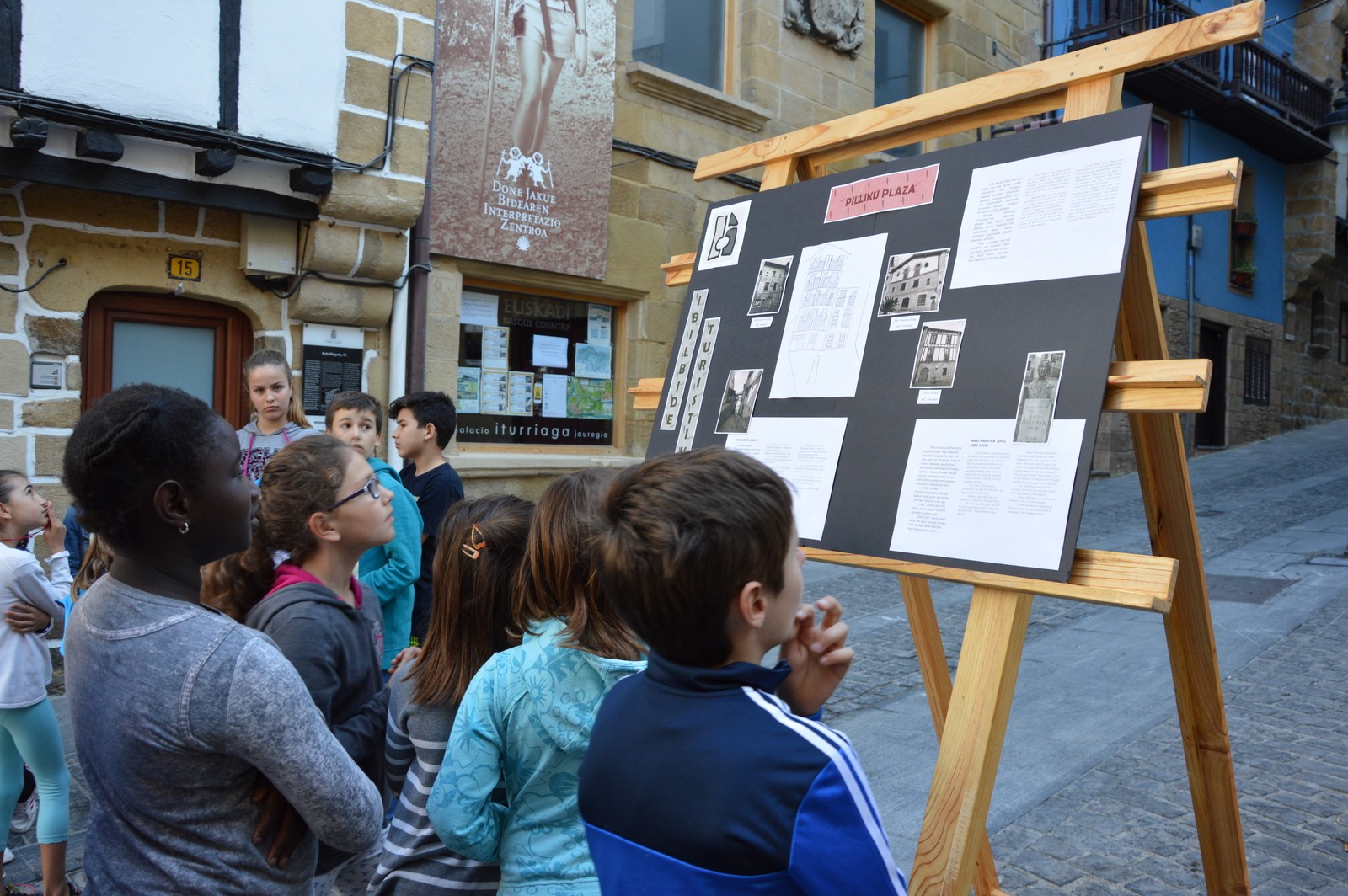 IKASTOLAKO  IKASLEEK IBILBIDE HISTORIKO-TURISTIKOA PRESTATU DUTE