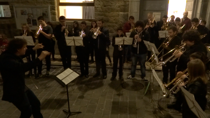 BIDEOA: Zumbrass, musikoak kalera