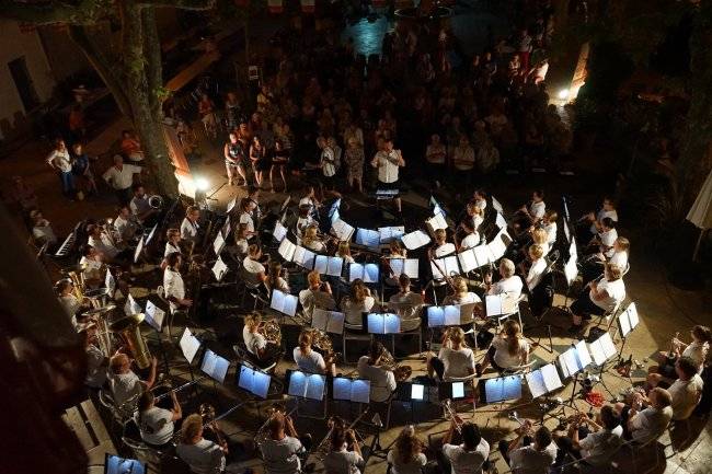 Holiday Orchestra Ad Hoc-en kontzertua