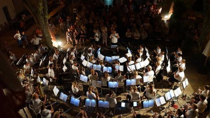 Holiday Orchestra Ad Hoc-en emanaldia izango da asteartean, Balda plazan