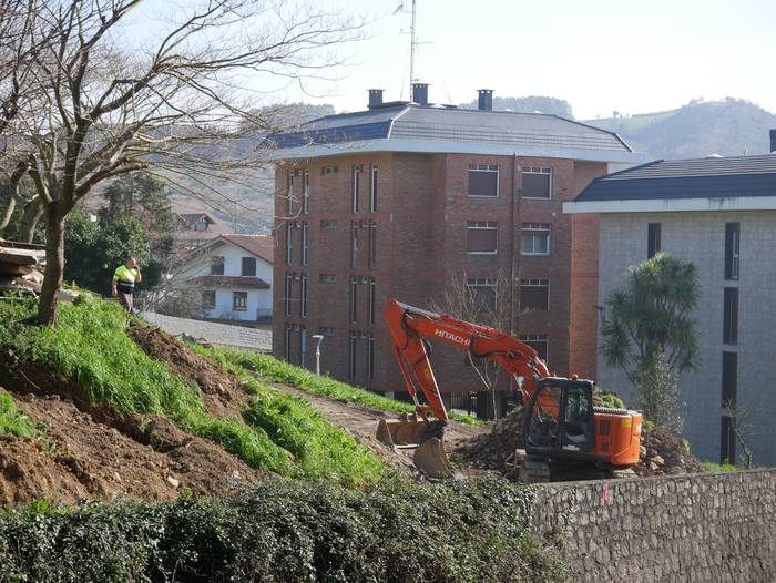 Hasi dituzte Larretxo auzategian igogailua jartzeko lanak