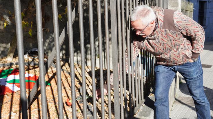 Memoriazko loreekin jantzi dute Ramon Oñederra 'Kattu'-ren monolitoa