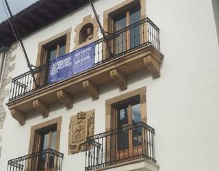 Zumaiako Udalak bat egin du Basauriko hilketa matxista salatzeko elkarretaratzearekin