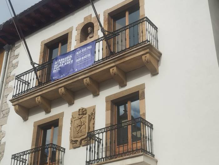 Adierazpena plazaratu du udalak, Azaroaren 25aren harira