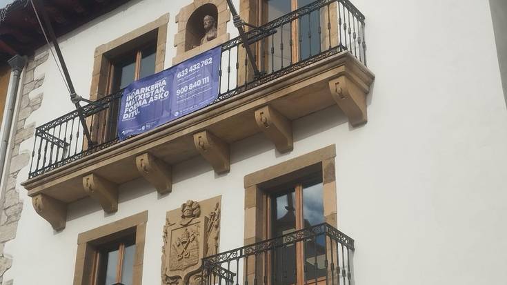 Adierazpena plazaratu du udalak, Azaroaren 25aren harira