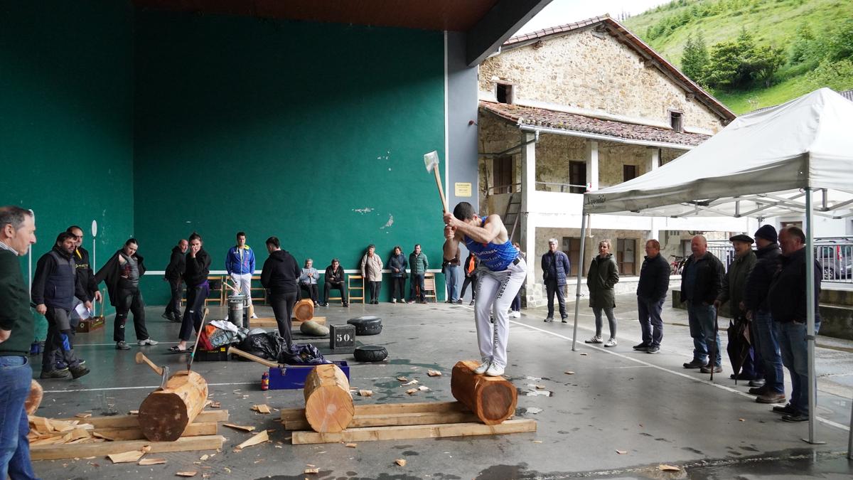 Giro petralarekin hasi dituzte festak Aratzerrekan