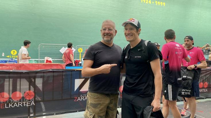 Urduritasun puntu batekin hasi dira Zarauzko Triatloiko parte-hartzaileak dortsalak hartzen