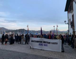 Sarrigurengo hilketa matxista salatzeko elkarretaratzearekin bat egin dute hainbat herritarrek